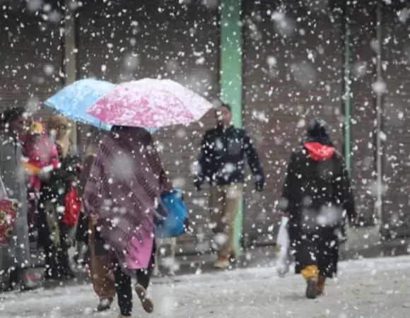 What is the best time to visit Kashmir for snowfall?